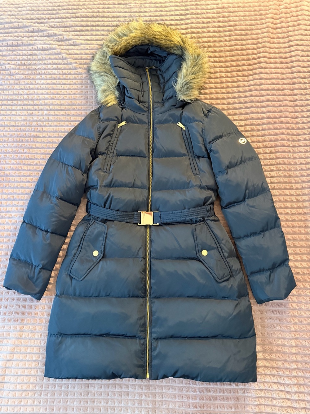 NWT Michael Kors Puffer Coat + Belt, Faux Fur Hood. Cinch Waist. Midnight Blue. - Picture 3 of 13
